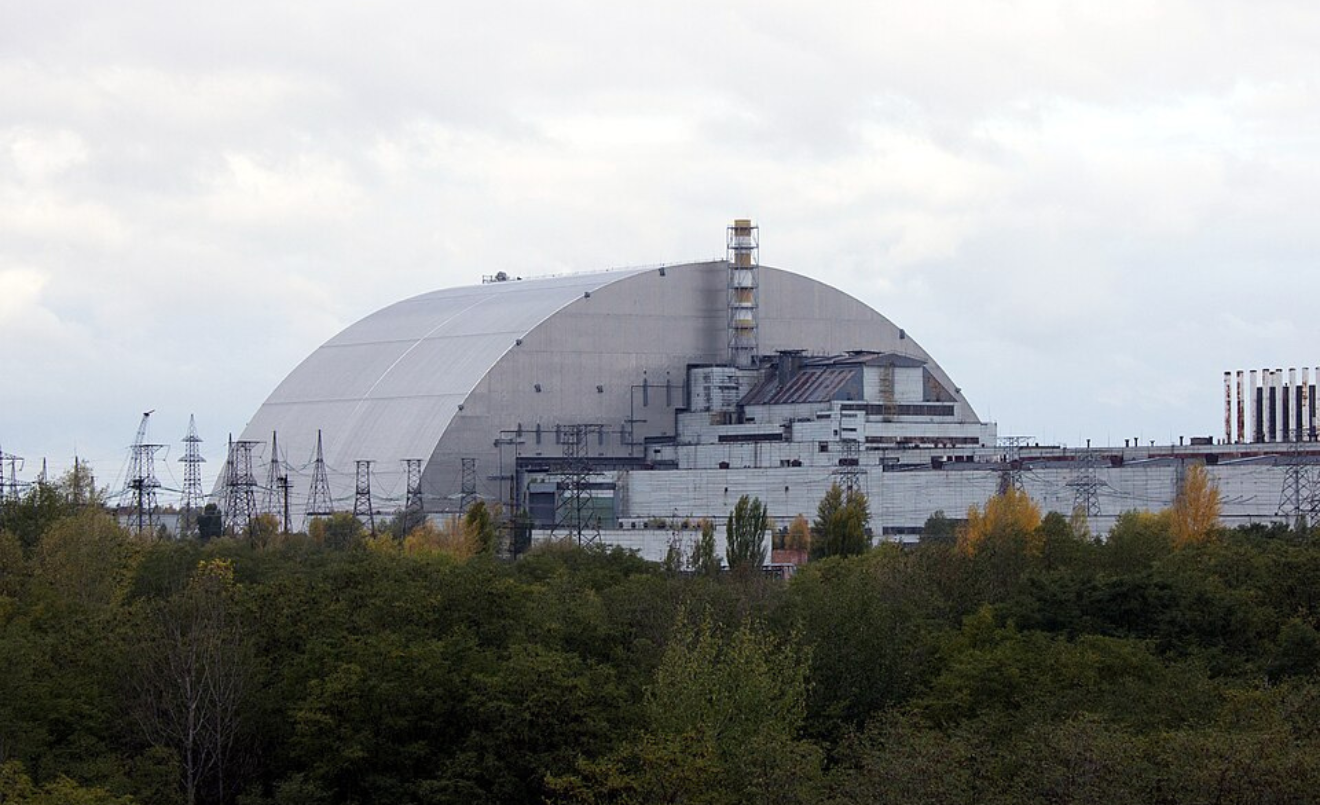 El reactor 4 de Chernóbil con el sarcófago protector completado el 2016 (Wikimedia Commons/Tim Porter)