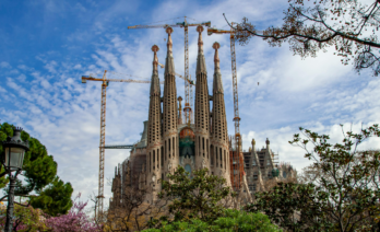 La Sagrada Familia es la obra maestra de Gaudí y el máximo exponente de la arquitectura modernista catalana.