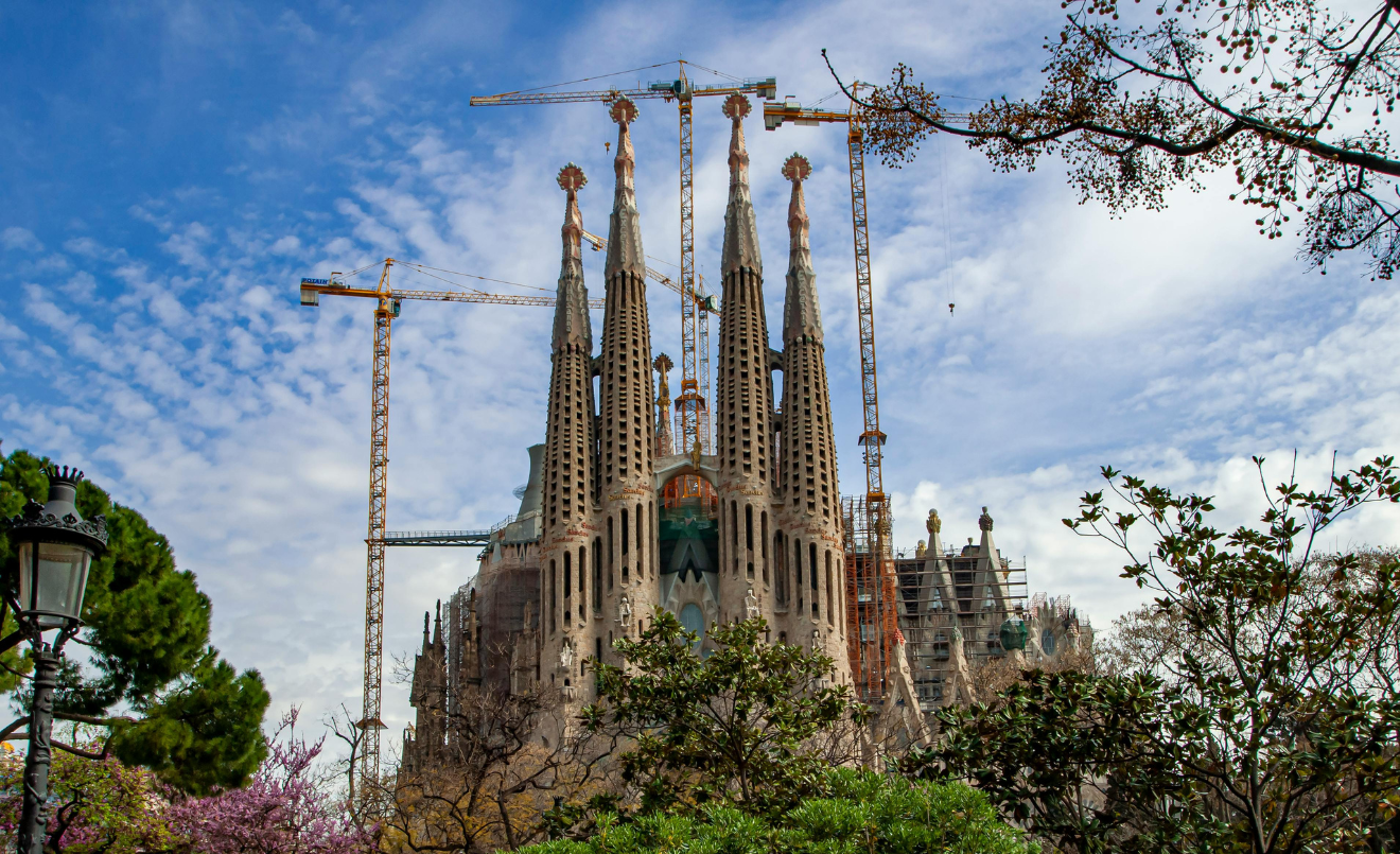 La Sagrada Familia es la obra maestra de Gaudí y el máximo exponente de la arquitectura modernista catalana.