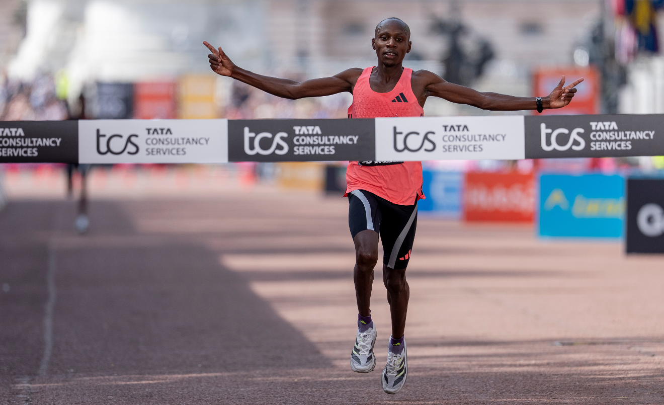 Sawe creuant la meta de la marató de Londres amb un temps rècord/TCS London Marathon