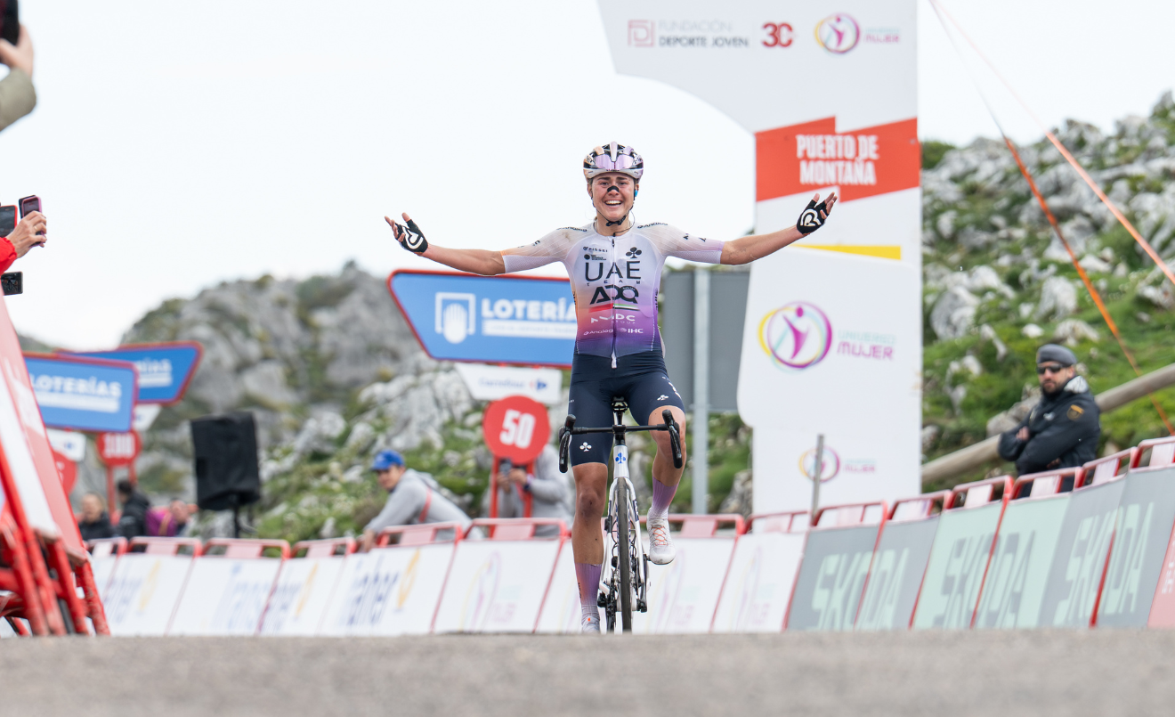 La ciclista Paula Blasi cruza la meta en el Angliru y se proclama campeona de la Vuelta Femenina. (La Vuelta - Toni Bauxali/CXcling)
