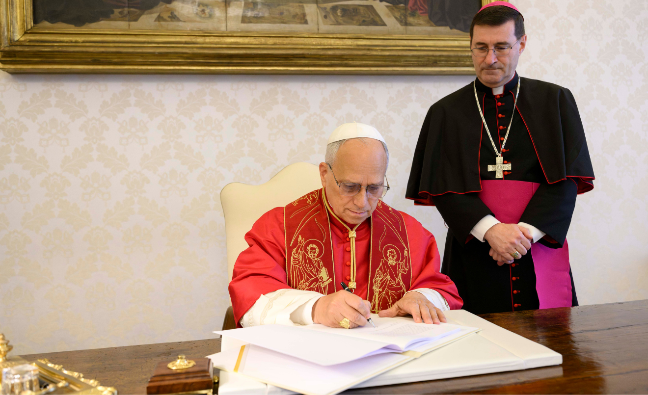 El papa León XIV durante la firma de su primera encíclica Magnifica Humanitas / @Vatican Media