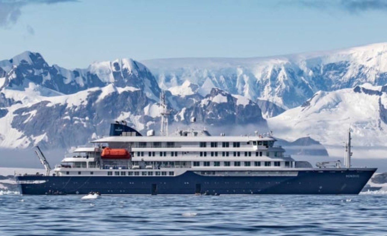 El creuer de luxe MV Hondius, afectat pel brot de hantavirus, en una fotografia d’arxiu compartida per la companyia. (Oceanwide Expeditions)