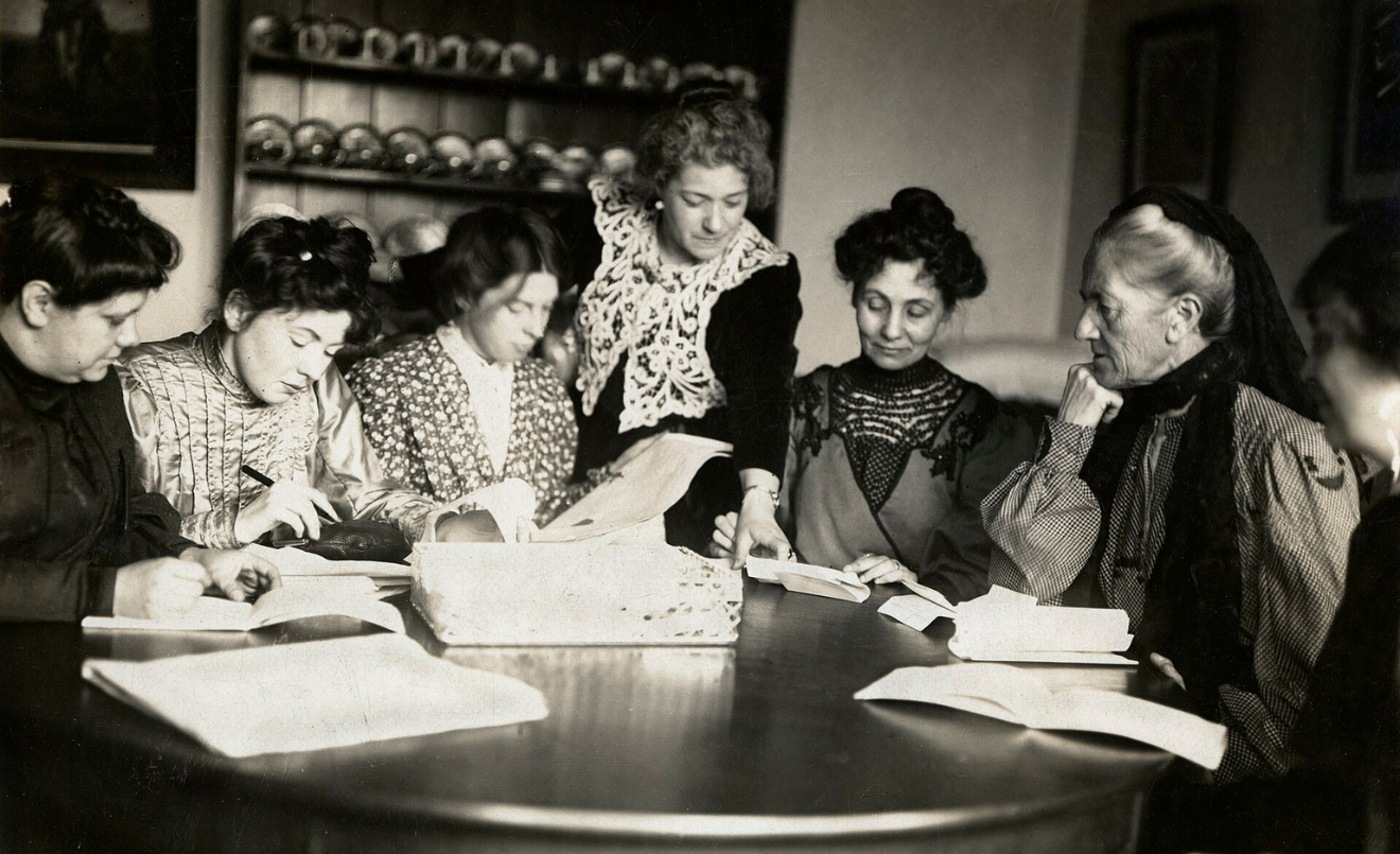 Las líderes de las sufragistas británicas Flora Drummond, Christabel Pankhurst, Annie Kenney, Emmeline Pankhurst y Charlotte Despard.